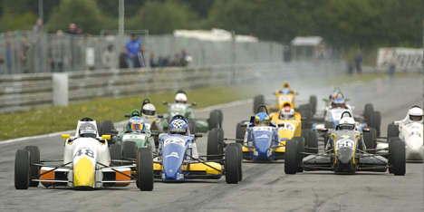 Ronni Jensen (60) har med stormskridt gjort sit indtog i Formel Ford-klassen. Det er ikke kun Anders Ole Egebart (48) og Nicki Thiim (52) fra den hjemlige serie, som er begyndt at komme under pres fra den unge debutant.